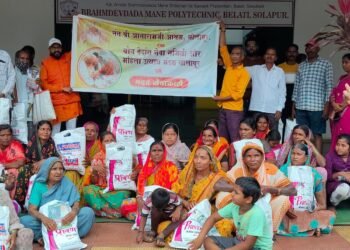 पूरग्रस्त कुटुंबांना दिलासा.!योग वेदान्त सेवा समिती व महिला उत्थान मंडळाचा मदत उपक्रम