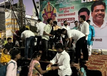 तुळजापूरच्या देवीभक्तांसाठी नानासाहेब काळे विचारमंच तर्फे महाप्रसाद वाटप