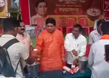 कोजागिरी | डॉ. सूर्यप्रकाश कोठे यांच्याकडून भाविकांना महाप्रसाद