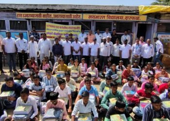 पूरग्रस्त विद्यार्थ्यांना आमदार अभिजीत पाटील यांचा हातभार