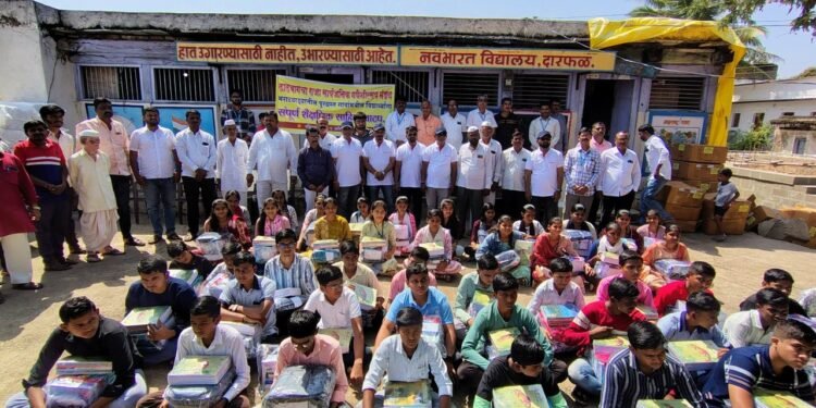 पूरग्रस्त विद्यार्थ्यांना आमदार अभिजीत पाटील यांचा हातभार