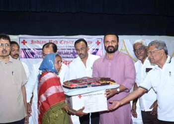 बार्शीत अतिवृष्टीग्रस्तांना रेडक्रॉसची मोठी मदत