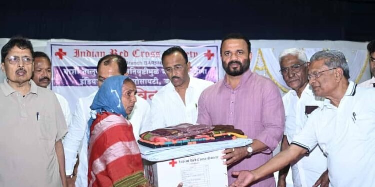 बार्शीत अतिवृष्टीग्रस्तांना रेडक्रॉसची मोठी मदत