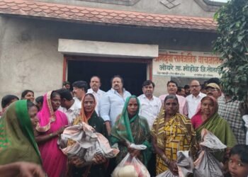 खासदार प्रणिती शिंदे यांच्या वतीने मोहोळ तालुक्यातील पूरग्रस्त शेतकरी बांधवांना जीवनावश्यक वस्तूंचे कीटचे वाटप