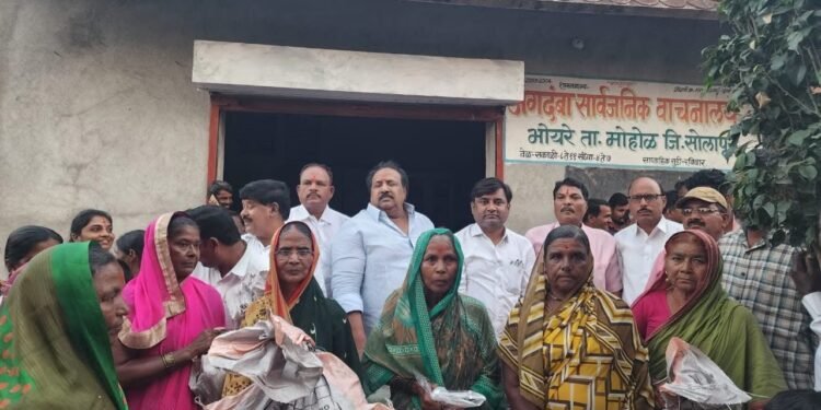खासदार प्रणिती शिंदे यांच्या वतीने मोहोळ तालुक्यातील पूरग्रस्त शेतकरी बांधवांना जीवनावश्यक वस्तूंचे कीटचे वाटप