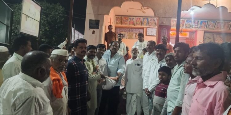 दिवाळीची_सोनेरी_किरणं | श्री. वि.गु. शिवदारे प्रतिष्ठानकडून पूरग्रस्तांना दिवाळी निमित्त १००० अन्नधान्य किटचे वाटप