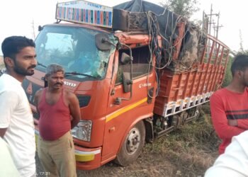 भरधाव कारची आयशर टेम्पोला जोरदार धडक; दोघांची प्रकृती गंभीर