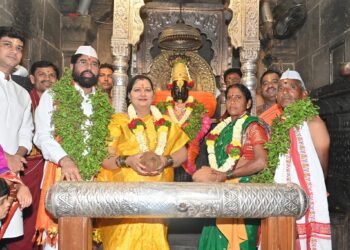 उपमुख्यमंत्री एकनाथ शिंदे यांनी सपत्नीक केली विठ्ठल-रुक्मिणी मातेची महापूजा..! ‘वालेगावकर’ मानाचे वारकरी..| कार्तिकी एकादशी..