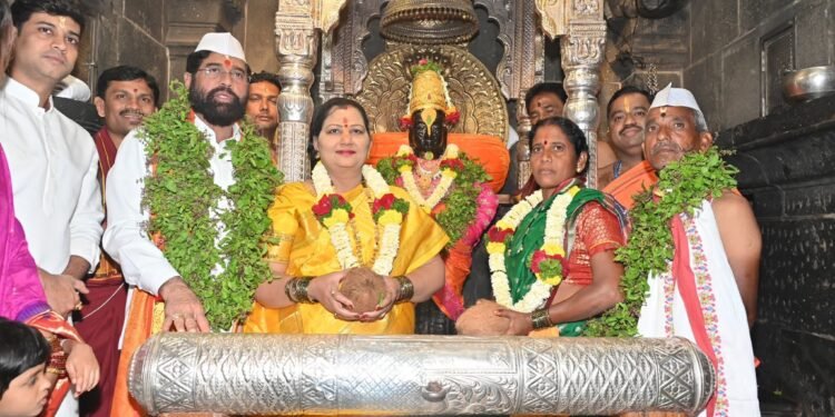 उपमुख्यमंत्री एकनाथ शिंदे यांनी सपत्नीक केली विठ्ठल-रुक्मिणी मातेची महापूजा..! ‘वालेगावकर’ मानाचे वारकरी..| कार्तिकी एकादशी..