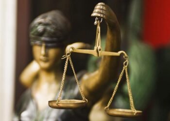 सिटी सिव्हिल कोर्टाचे न्यायाधीश इजाजुद्दीन काझी आणि त्यांचे स्टेनो चंद्रकांत वसुदेव यांना लाच स्वीकारताना एसीबीकडून रंगेहात अटक