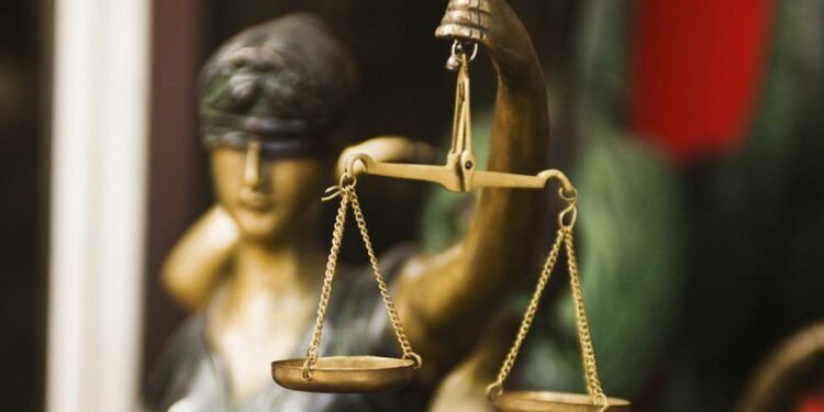 सिटी सिव्हिल कोर्टाचे न्यायाधीश इजाजुद्दीन काझी आणि त्यांचे स्टेनो चंद्रकांत वसुदेव यांना लाच स्वीकारताना एसीबीकडून रंगेहात अटक