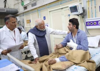 परदेश दौऱ्यानंतर पंतप्रधान मोदींनी घेतली जखमींची भेट; LNJP रुग्णालयात तब्येतीची विचारपूस
