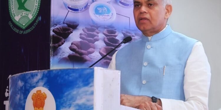 पुढील पिढ्यांचे आरोग्य जपण्यासाठी नैसर्गिक शेती करणारा शेतकरी महत्त्वाचा