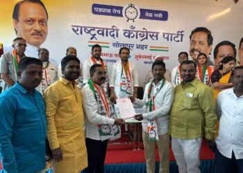 पॉवर शो | रेड कार्पेटवर इच्छुकांची एन्ट्री, ढोली-ताशांच्या तालावर राष्ट्रवादीचा पॉवर शो.