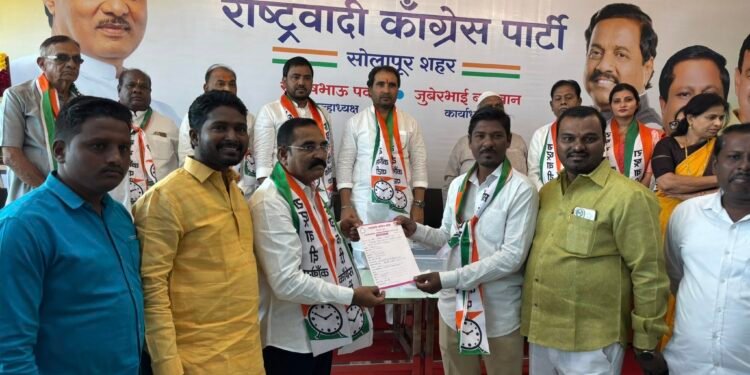 पॉवर शो | रेड कार्पेटवर इच्छुकांची एन्ट्री, ढोली-ताशांच्या तालावर राष्ट्रवादीचा  पॉवर शो.