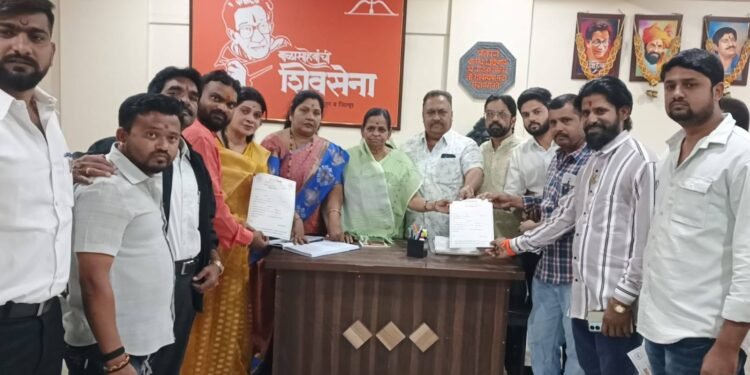 महापालिका निवडणुकीसाठी शिवसेनेकडून इच्छुक उमेदवारांना अर्ज वाटपास सुरुवात