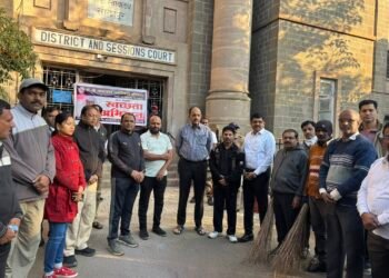 राष्ट्रसंत गाडगे बाबा महाराज पुण्यतिथीनिमित्त सोलापूर जिल्हा न्यायालयात स्वच्छता अभियान.
