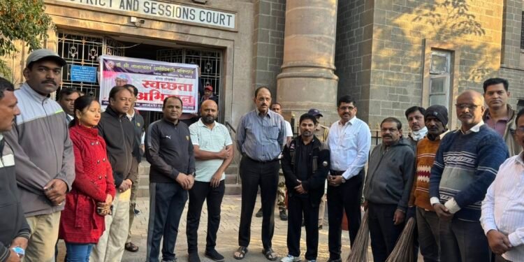 राष्ट्रसंत गाडगे बाबा महाराज पुण्यतिथीनिमित्त सोलापूर जिल्हा न्यायालयात स्वच्छता अभियान.