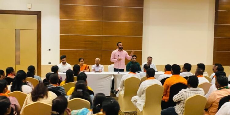 संपर्क, संघटन आणि सोशल मीडियावर भर द्या; भाजप उमेदवारांच्या बैठकीत पालकमंत्र्यांचे मार्गदर्शन