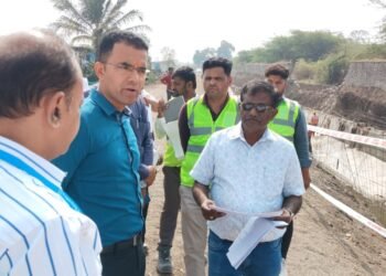 पावसाळ्यातील पूर टाळण्यासाठी आयुक्तांची मैदानात उतरून पाहणी; हैदराबाद रोडवरील नाल्यांचे काम तपासले