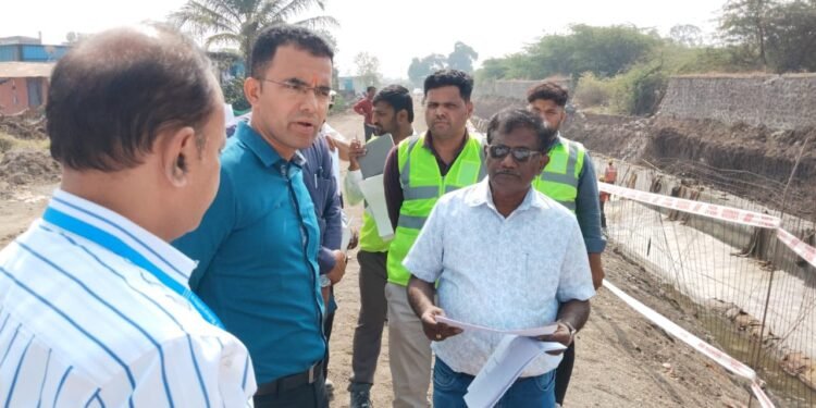पावसाळ्यातील पूर टाळण्यासाठी आयुक्तांची मैदानात उतरून पाहणी; हैदराबाद रोडवरील नाल्यांचे काम तपासले