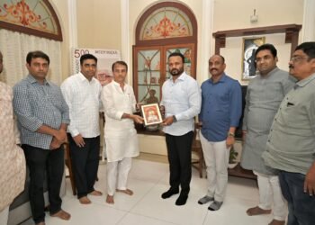 सोलापूरच्या राजकारणात भूकंप! काडादी–गोरे भेटीने समीकरणे कोलमडली”