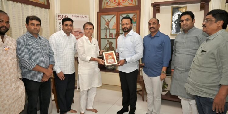 सोलापूरच्या राजकारणात भूकंप! काडादी–गोरे भेटीने समीकरणे कोलमडली”