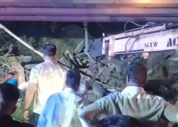 ब्रेकिंग | पंढरपूर हादरलं! अहिल्या पुलावर कंटेनरचा मृत्यूतांडव; 2 ठार, 8 जखमी.