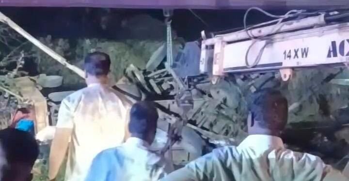 ब्रेकिंग | पंढरपूर हादरलं! अहिल्या पुलावर कंटेनरचा मृत्यूतांडव; 2 ठार, 8 जखमी.