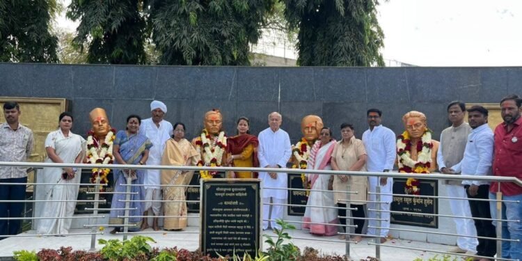 “त्यागाला वंदन… माजी केंद्रीय मंत्री सुशीलकुमार शिंदे व खासदार प्रणिती शिंदे यांच्या हस्ते सोलापूरच्या चार हुतात्म्यांना भावपूर्ण अभिवादन