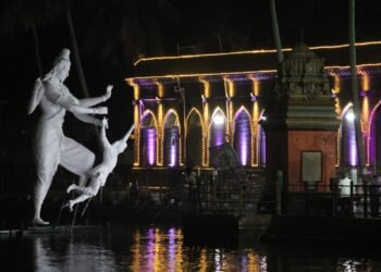 पाण्यातून प्रकटले भक्तीचे तेज; सिद्धरामेश्वरांच्या कमरी कोळ्ळ रूपाची अलौकिक अनुभूती