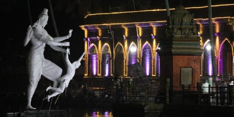 पाण्यातून प्रकटले भक्तीचे तेज; सिद्धरामेश्वरांच्या कमरी कोळ्ळ रूपाची अलौकिक अनुभूती