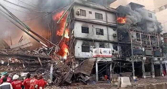 कराची हादरली! ‘गुल प्लाझा’ आगीचा तांडव — २६ जणांचा होरपळून मृत्यू, ८१ जण अजूनही बेपत्ता 😱