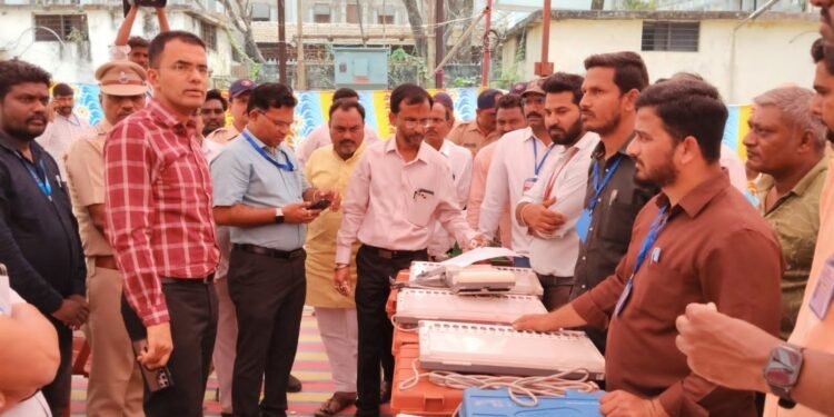 राजकीय पक्ष प्रतिनिधींच्या उपस्थितीतमतदान यंत्रांची तपासणी सुरू