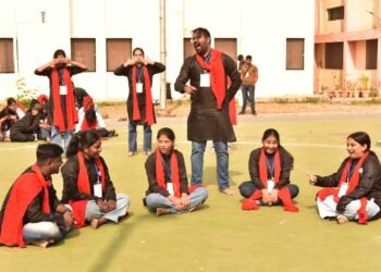 “पथनाट्यातून स्त्री अत्याचार,जात-धर्मवाद, शेतकरी प्रश्न व मतदानाबाबत प्रबोधन”