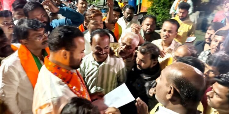 पालकमंत्री गोरेचा फटका: जिल्हाधिकाऱ्यांना बल्लारी चाळीवरील सातबारा उतारावर ताबडतोब कारवाई!”