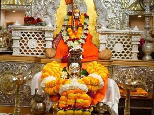 “गुरुर्ब्रह्मा”चा जयघोष! श्री वटवृक्ष स्वामी महाराज मंदिरात हजारो भाविकांची दर्शनासाठी गर्दी