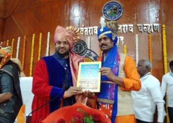 महापौर निवडीनंतर सोलापुरात सुसंस्कृत राजकारणाचे दर्शन; शिंदे सेनेच्या उमेदवाराकडून नूतन महापौरांना ‘संविधान’ भेट