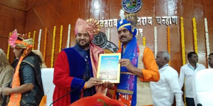 महापौर निवडीनंतर सोलापुरात सुसंस्कृत राजकारणाचे दर्शन; शिंदे सेनेच्या उमेदवाराकडून नूतन महापौरांना ‘संविधान’ भेट