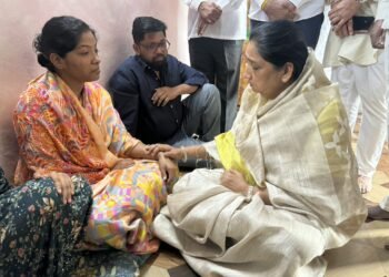 मायेची छाया : उपमुख्यमंत्री सुनेत्रा अजित पवार यांचा जाधव कुटुंबियांवर प्रेमळ हात