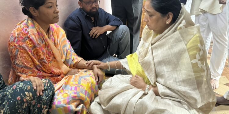 मायेची छाया : उपमुख्यमंत्री सुनेत्रा अजित पवार यांचा जाधव कुटुंबियांवर प्रेमळ हात