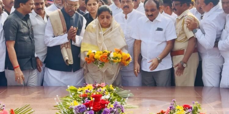 उपमुख्यमंत्री सुनेत्रा अजित पवार यांचा प्रितीसंगमावर यशवंतराव चव्हाण यांना भावपूर्ण अभिवादन