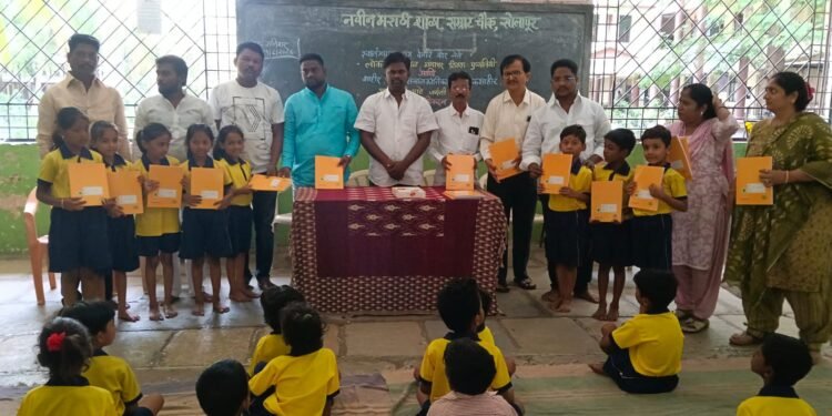 लोकशाहीर अण्णाभाऊ साठे जयंती व लोकमान्य टिळक स्मृतिदिनानिमित्त BR Friends कडून विद्यार्थ्यांना वह्या व खाऊ वाटप..