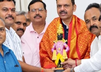 Solapur | पत्रकारांच्या घरांच्या किमती कमी करण्यासाठी मुख्यमंत्र्यांना निवेदन