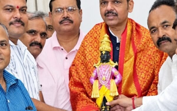 Solapur | पत्रकारांच्या घरांच्या किमती कमी करण्यासाठी मुख्यमंत्र्यांना निवेदन