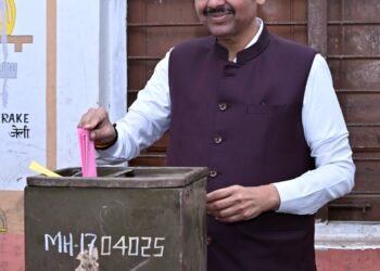 मुख्यमंत्री देवेंद्र फडणवीस यांनी बजावला मतदानाचा हक्क
